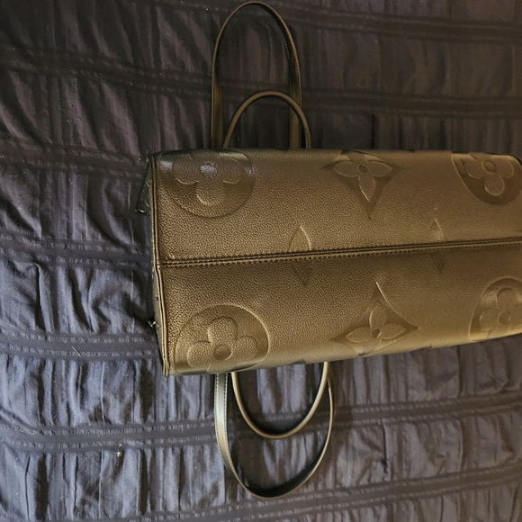 New black Louis Vuitton on the go Bag 2400 retail is 3440 - Picture 3 of 9